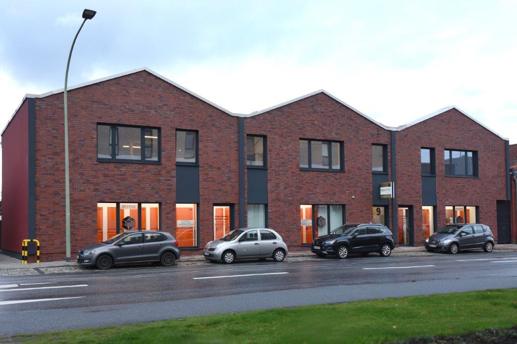 KW-Box Bremerhaven – Exterior view brick building with orange doors