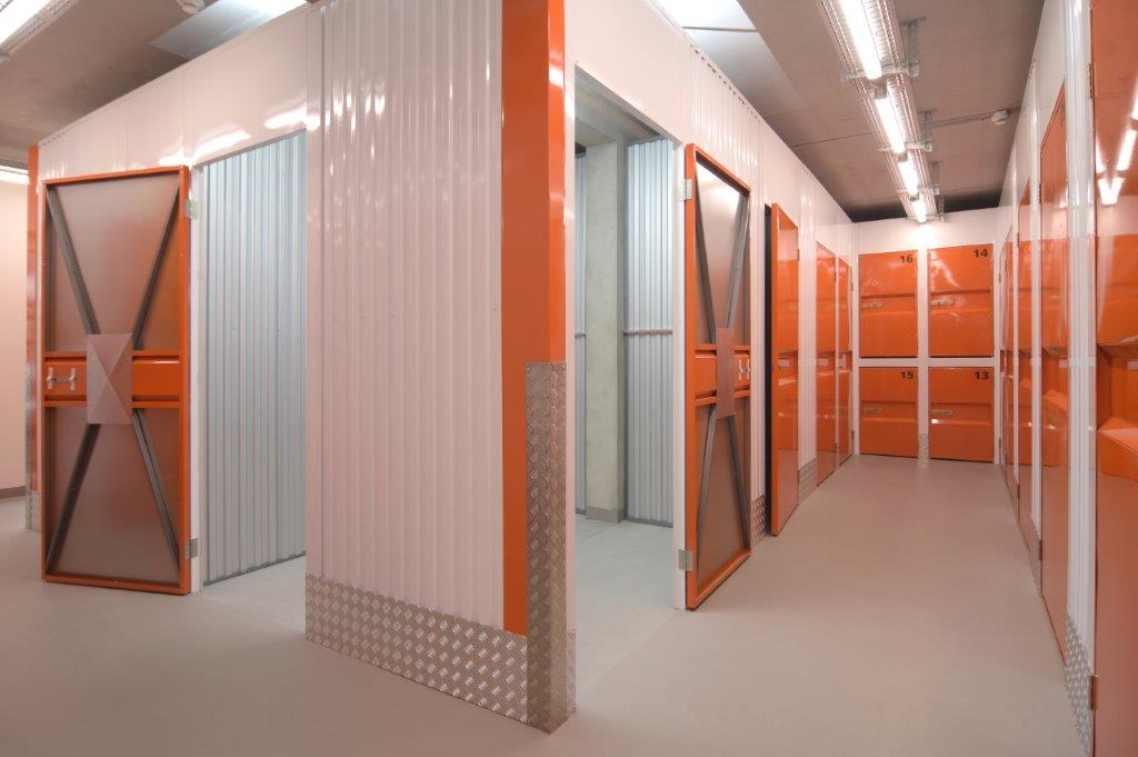 KW-Box Bremerhaven – Open storage units with orange doors