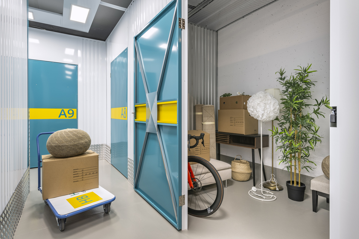 Hublibox Spreitenbach – Interior view with turquoise doors and open box with furniture