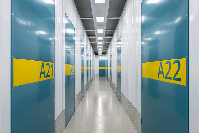 Hublibox Spreitenbach – Hallway perspective with turquoise doors A21 A22